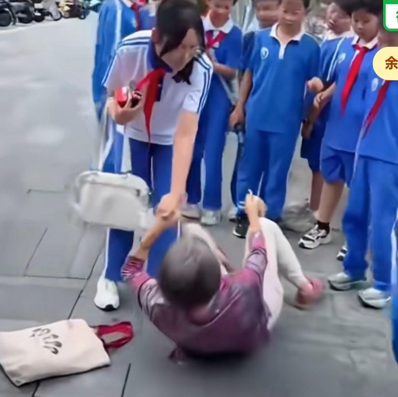 老人摔倒，女孩好心搀扶，结果拉住手，说是女孩推她的，旁边那么多小学生看着，这老