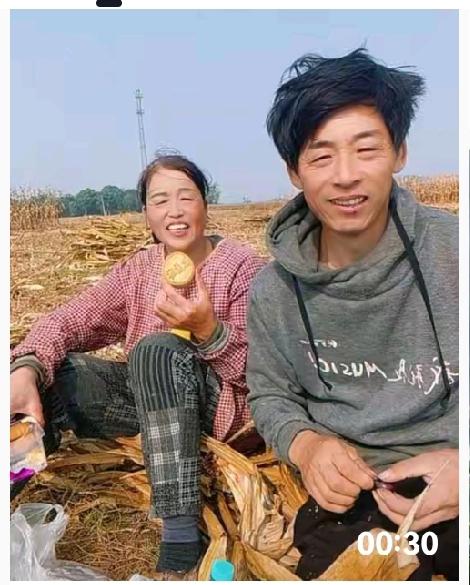 田埂月色里的相守，最是人间烟火情河南的夜色，浸着田野的清寂，月光把田埂铺成