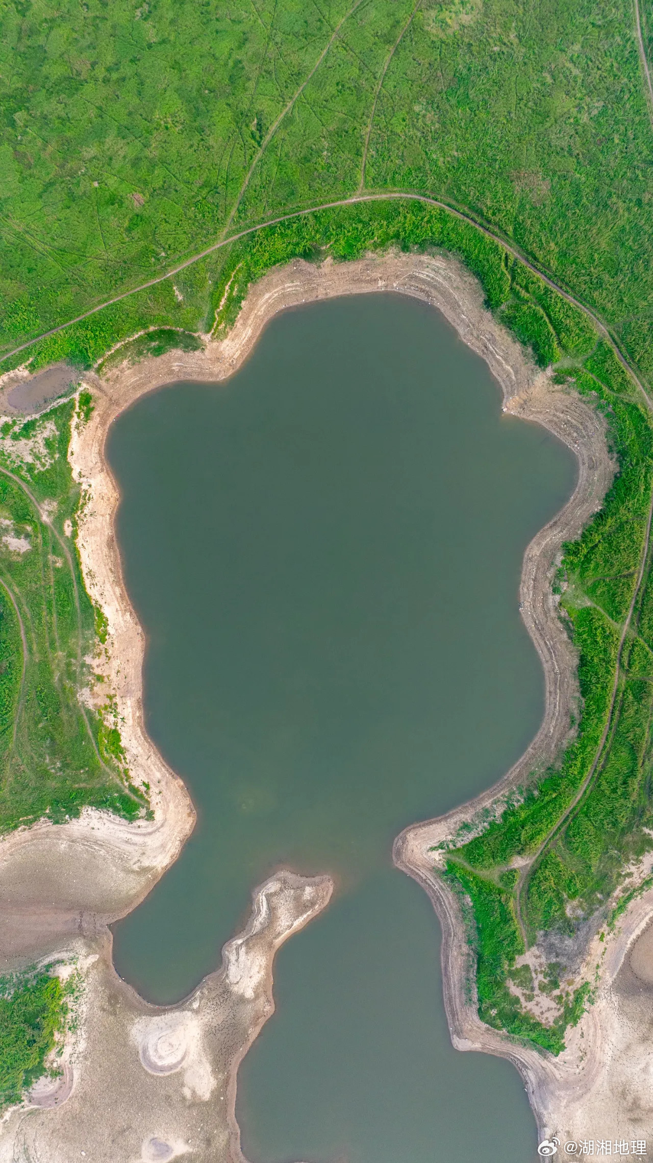 #极少见到这样的洞庭湖#河口沙坝，一个非常陌生的地质名词。简单地说，它就是河流