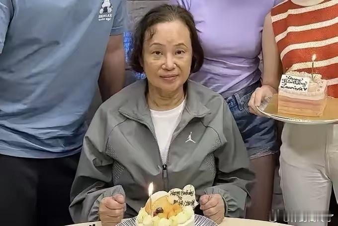 赌王三太陈婉珍肉眼可见的老了！73岁陈婉珍近日为双胞胎儿女庆生，何超莲，何超云，
