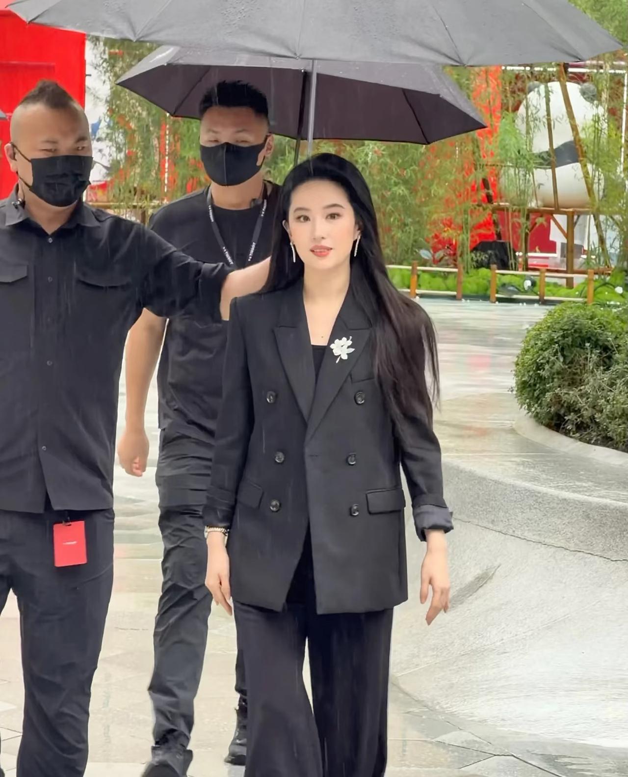 一点儿不夸张刘亦菲真人是能把粉丝美晕的程度，照片无法100%还原她的美，本人又高