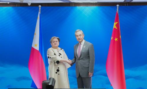 谈上了，但没谈成。 7月22日，中国外交部长王毅在马尼拉应约会见菲律宾外长拉