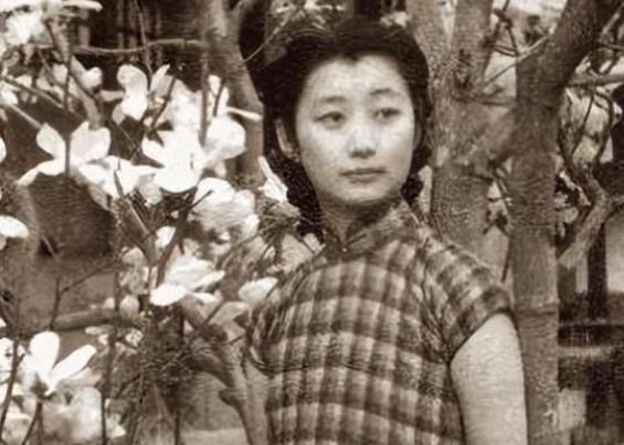 1926年，22岁的唐怡莹趁丈夫不在，与25岁的张学良发生了关系，几天后，她又和