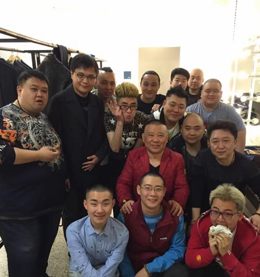 德云社创始人、相声界领军人物郭德纲，与众弟子的一张合影。闫云达是郭德纲最早收的徒