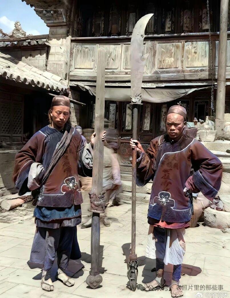 这才是晚清衙役真实的样子这才是晚清衙役真实的样子。面黄肌瘦，衣衫褴褛和清宫戏里