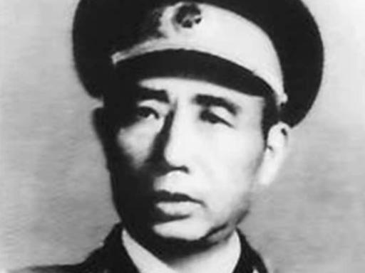 1943年，一伙汉奸逮住了一名女八路，没想到，村保长突然冲上来，说什么都不让他们