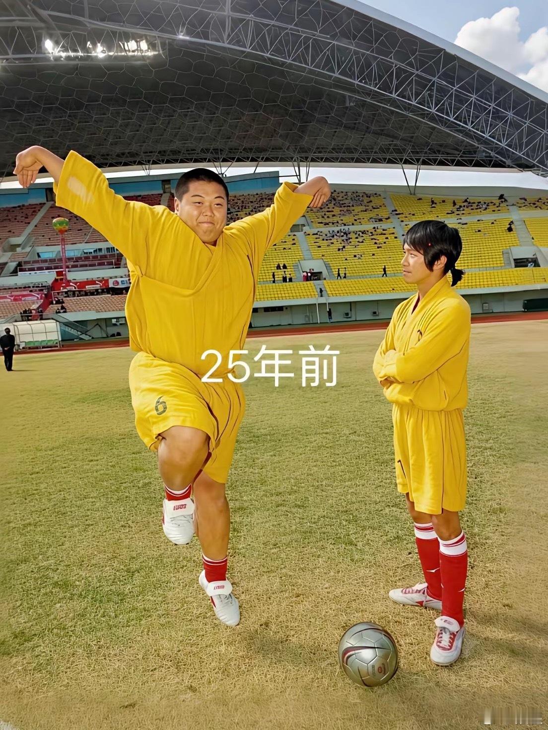 林子聪复刻少林足球经典动作，和周星驰时隔25年同框对比。一模一样的姿势，场景早已