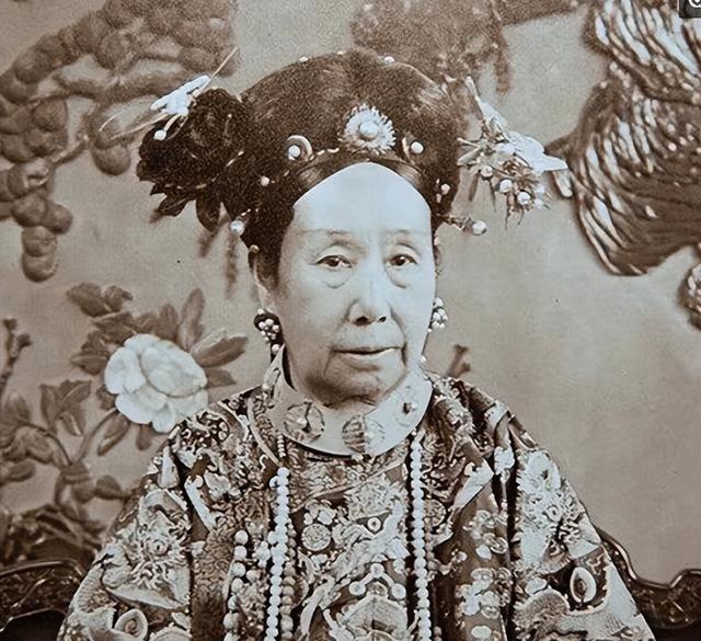 慈禧临死前一刻，太监看她马上不行了，赶紧给她喝了一碗海龟汤，吊着最后一口气，紧接