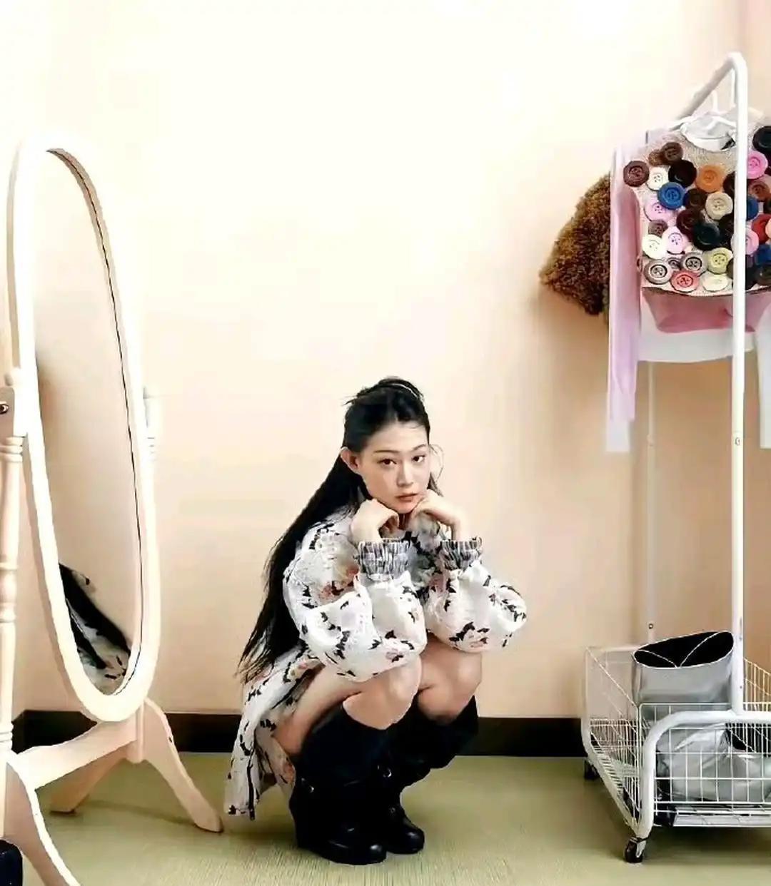 小沈阳是真的舍得捧女儿，沈佳润已经第三次登上杂志封面了，感觉比以前更好看了。