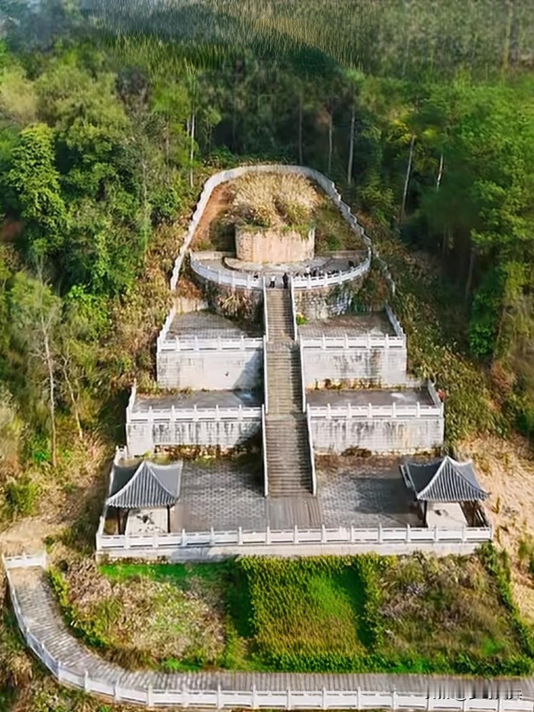 山顶上发现一座古墓，规模非常庞大，这位墓主人身份地位不简单，肯定是个有权有势的人