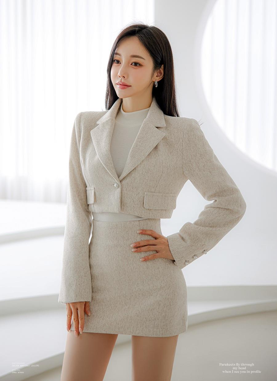 哇哦！孙允珠的职场风米色西装裙实在是太惊艳了！米色天生就散发着温柔优雅的气息，穿
