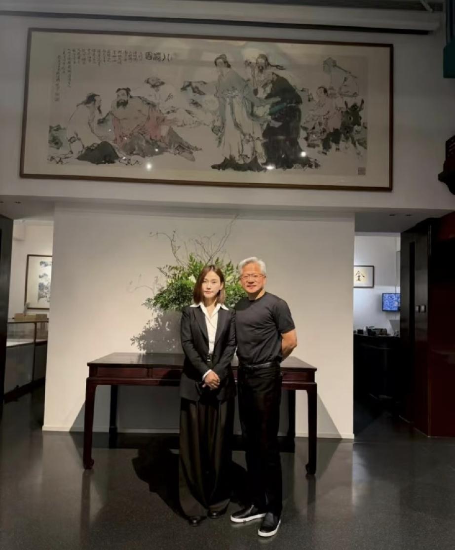 原来黄仁勋还是喜欢高端菜，喝茶不喝酒，他在北京街头吃了小吃以后悄悄去了故宫旁边的