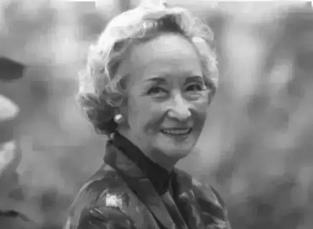 1973年，上海一处监狱，58岁的郑念，被2个狱警来回推搡。“关了你6年，女儿、