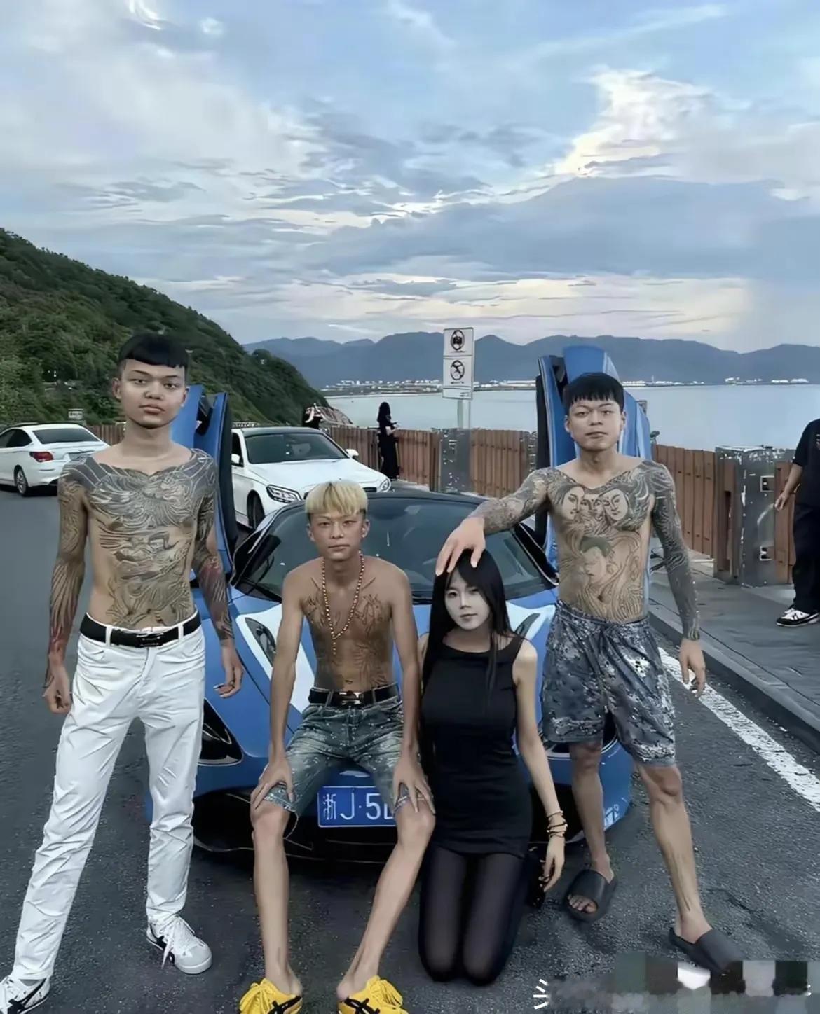 注意啊，这三个三个精神小伙加个小妹凑不出一张高中学历，一堆人急着叹“这以后咋活”