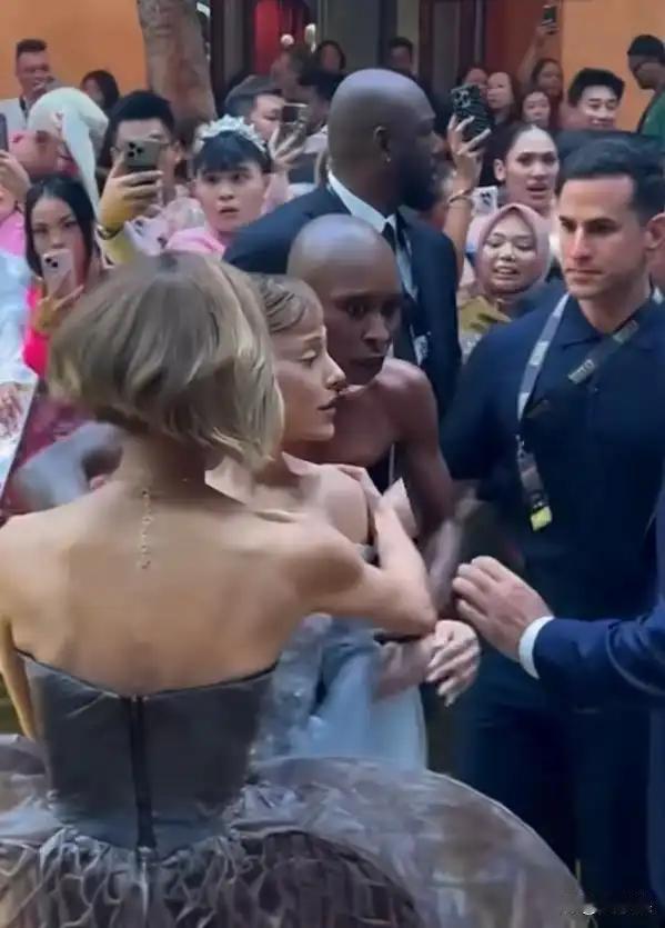 2秒失守！红毯变战场，A妹被扑倒谁来救？11月13日，新加坡红毯。镁光灯闪烁