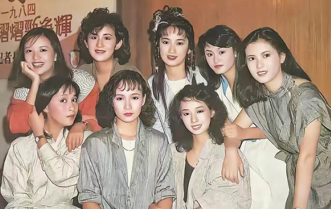 八十年代港星大合照刘嘉玲那时候还是青涩模样，一看就是大陆妹，把手搭在刘嘉玲肩膀