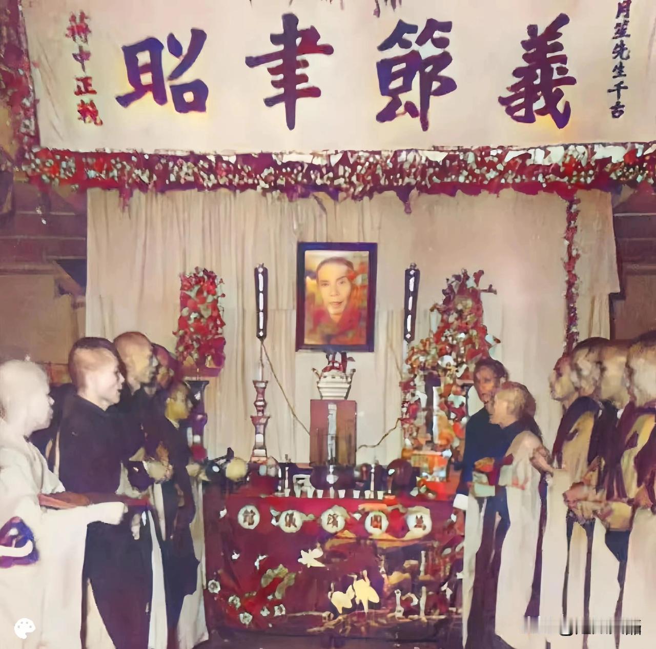 杜月笙死后，在灵堂正中挂的这个题字，虽然全是繁体字，仔细辨认也能够认出来，好像是