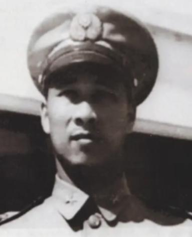 1966年，台湾空军中将衣复恩被抓，他给蒋介石开了10年专机，却没走审判流程，直