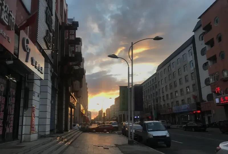生活中有些自尊心强的人，凡事以自我为中心，受不得一点委屈。有些事，常人不能理解，