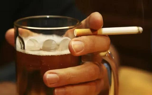 现在的人都戒烟戒酒是为了什么?前阵子部门聚餐，平时顿顿要灌3两白酒、烟不离手的
