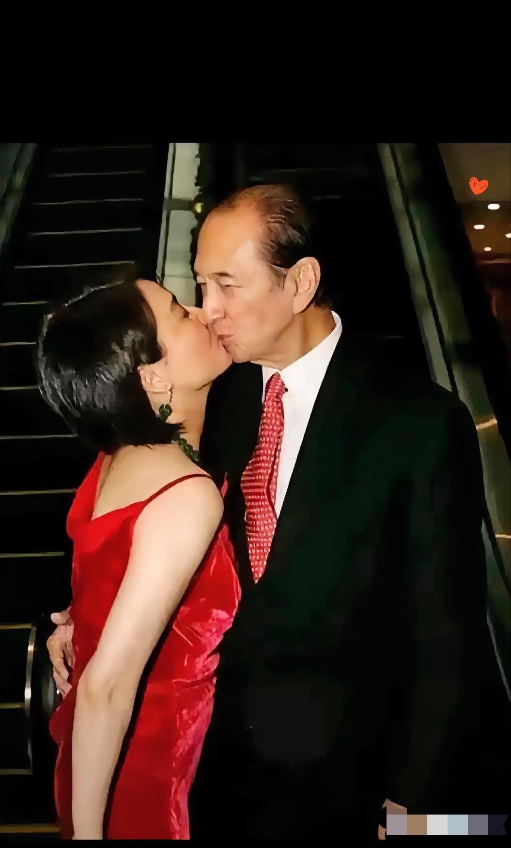 是何鸿燊真有魅力，还是钱撑起来的吸引力？1986年那张照，65岁的他和26岁梁安