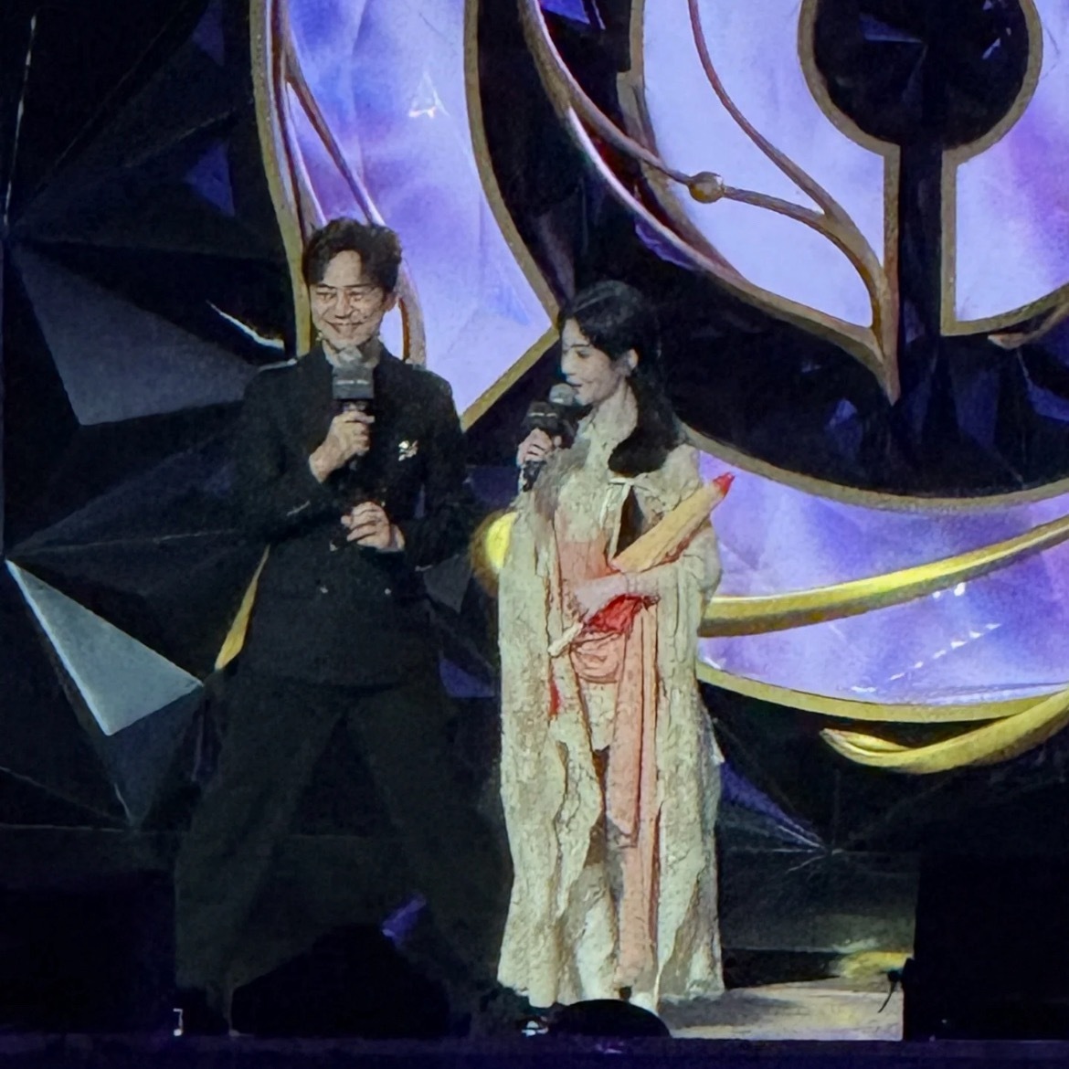 能让何老师劈叉同框的人不多!鞠婧祎算一个!鞠姐虽然娇小,但比例真的超级好,单看根