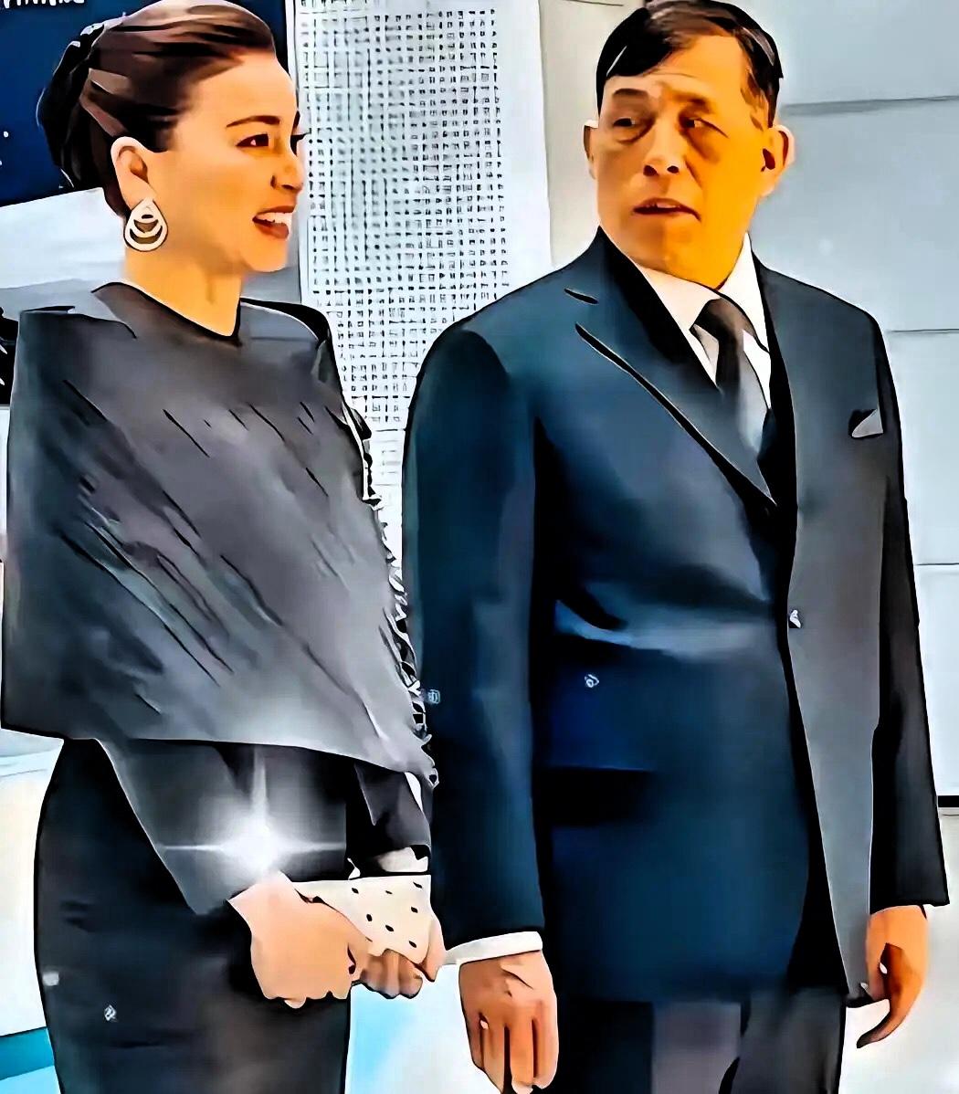 泰王这一眼到底藏着啥？堪称王室“眼神博弈”名场面！苏提达一旁从容应对。举止