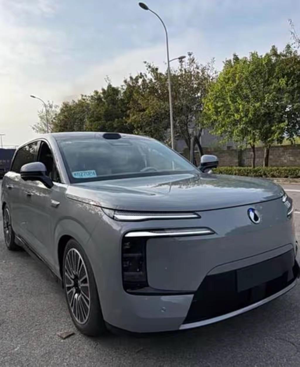 腾势N8L闪充版上市，主要续航里程大幅提升，解决长途出行续航焦虑问题。一、纯电