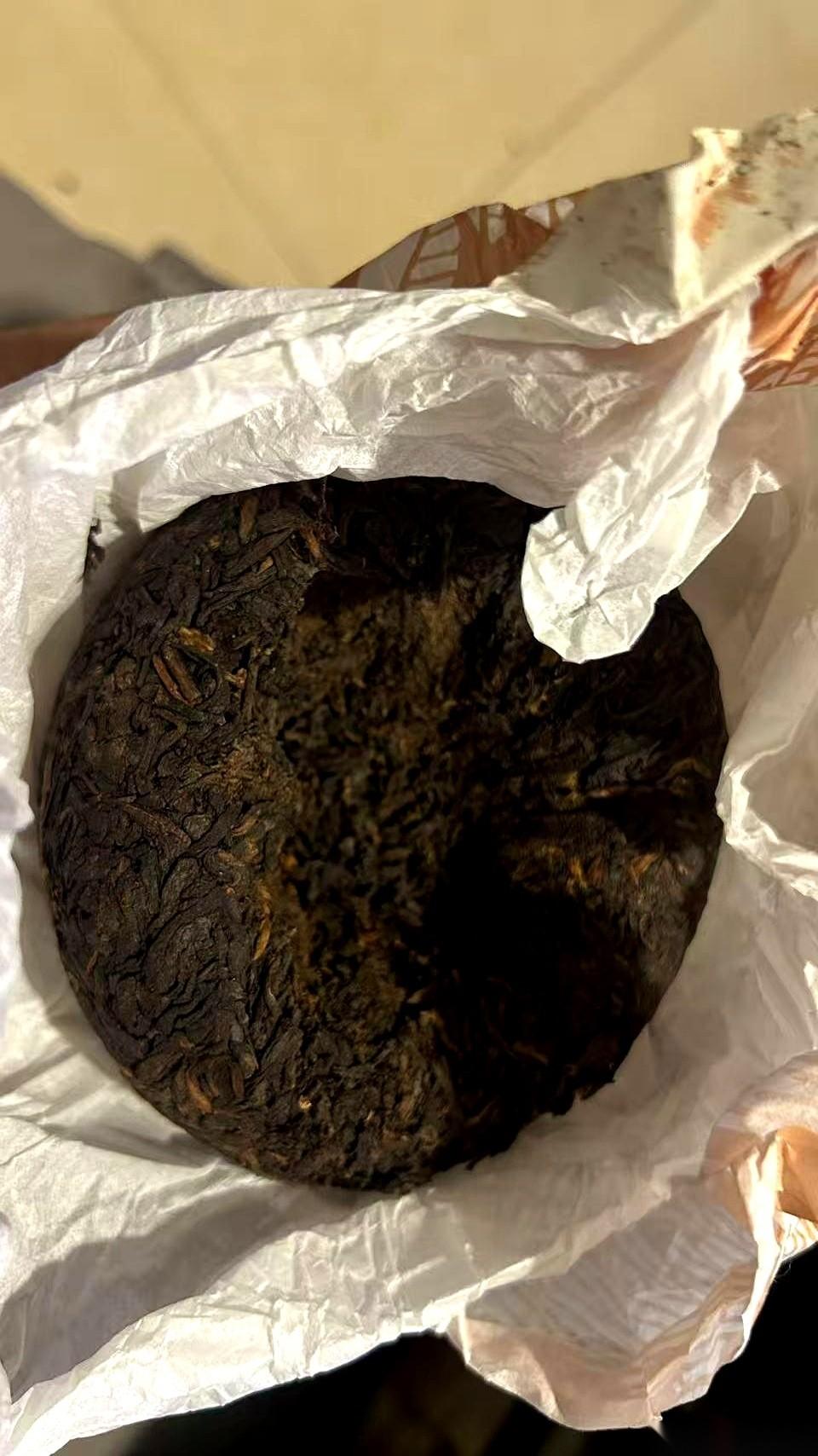 凌晨两点，我死死盯着天花板，脑子里就一个声儿，咚，咚，咚。不是幻觉。是那杯茶