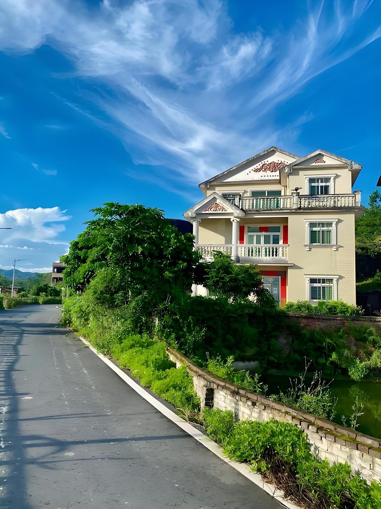 现在回农村花几十万盖房子，值不值还真不好说。有人觉得特别值。在城里打拼多年，在