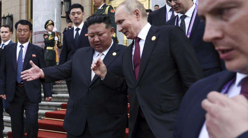 朝鲜最高领导人金正恩周三在北京同俄罗斯总统普京举行了双边会谈。金正恩和普京在观摩