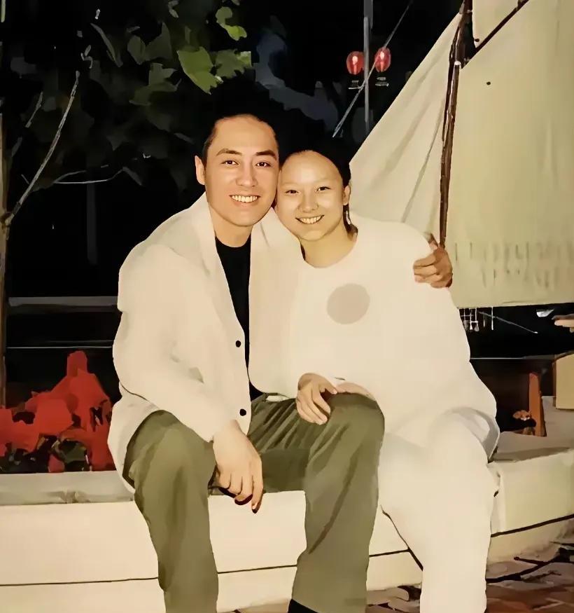 那一年春光正好风儿拂动着柳梢张艺谋49岁，陈婷18岁！年轻真好。心里一直有