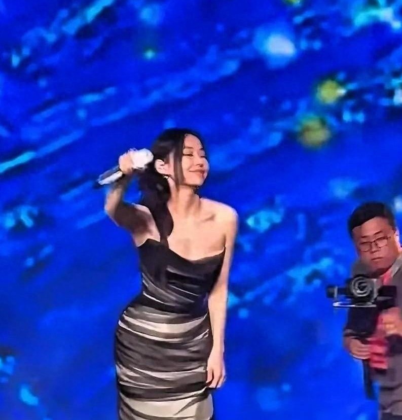 张靓颖歌友会造型曝光，网友：胯宽太惊人，难道是垫了东西