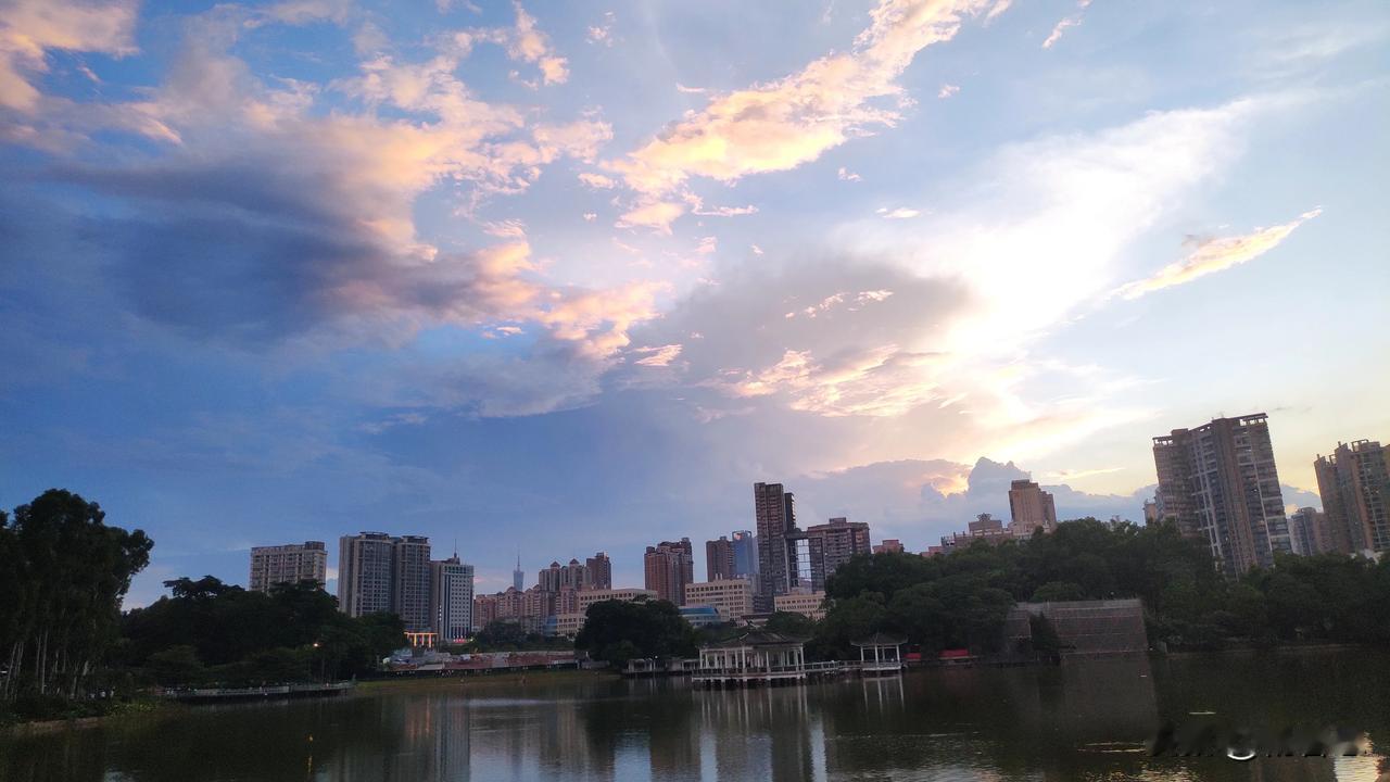 周末下班，从龙口西坐地铁到天河公园下车，吹了一天的空调，在公园一路小跑，大汗淋淋