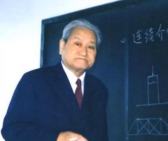 上世纪九十年代，中国经济正加速起跑，可跟着出现的麻烦也不小，长江中下游年年闹洪水