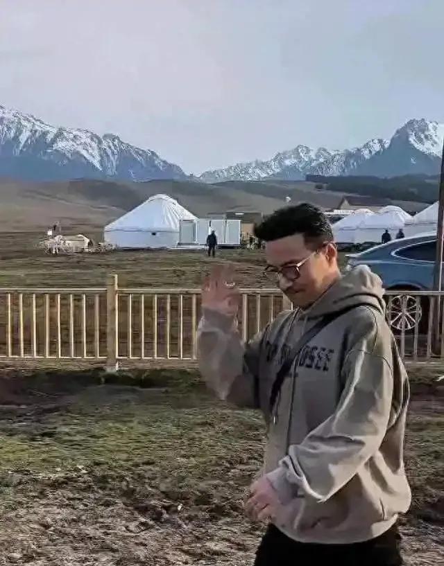 54岁汪峰脱胎换骨！寸头造型逆龄十岁，与小19岁女友爱得高调在华语乐坛，汪峰一