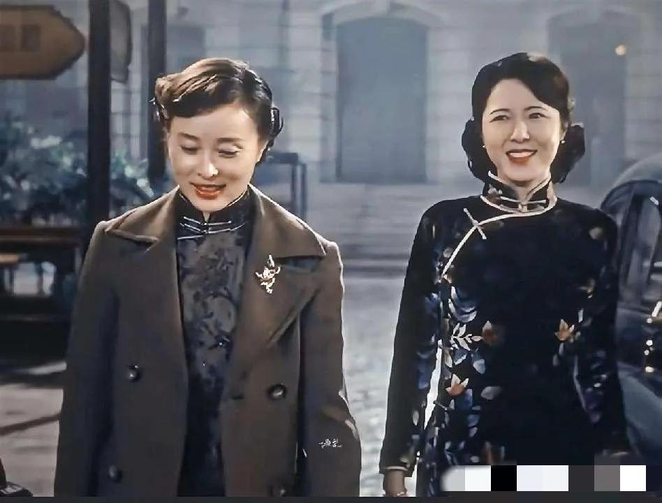 53岁的吴越与49岁的曾黎同框:吴越皮肤紧致,笑容甜美,气质清甜,秀韵多姿;曾黎