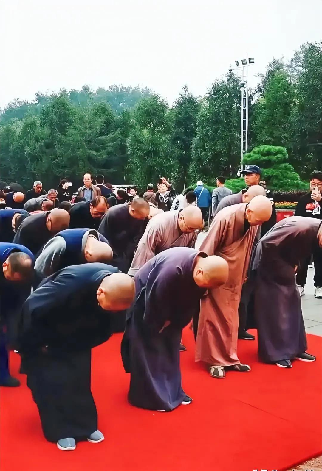 奇怪！和尚行礼什么时候成鞠躬了？佛教本来只有合十、五体投地、问讯（低头），没有