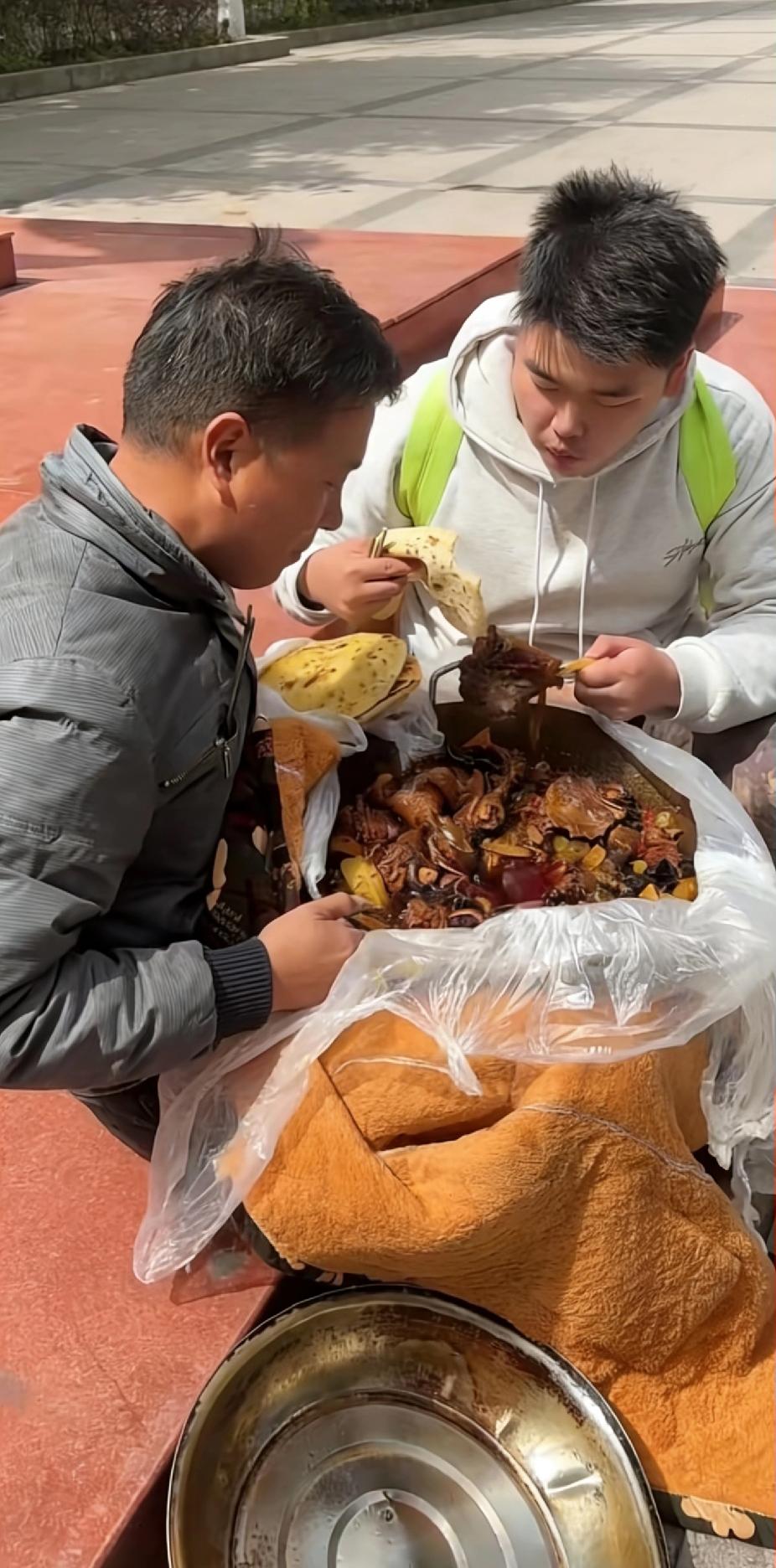 四川一高三学生火了，父亲怕孩子备考营养跟不上，在家炖好一锅肉，用厚布把铁锅裹得严