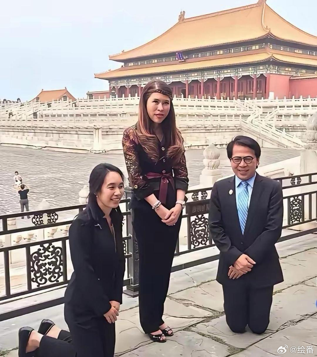 泰国公主在故宫拍照，她的随行人员都跪在她的左右。说好的新时代没有仆人呢？
