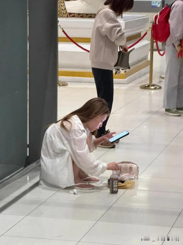 香港人发文吐槽自己在泰国曼谷国际机场遇到一个女生在地上蹲着吃炒面有够失仪态的，还