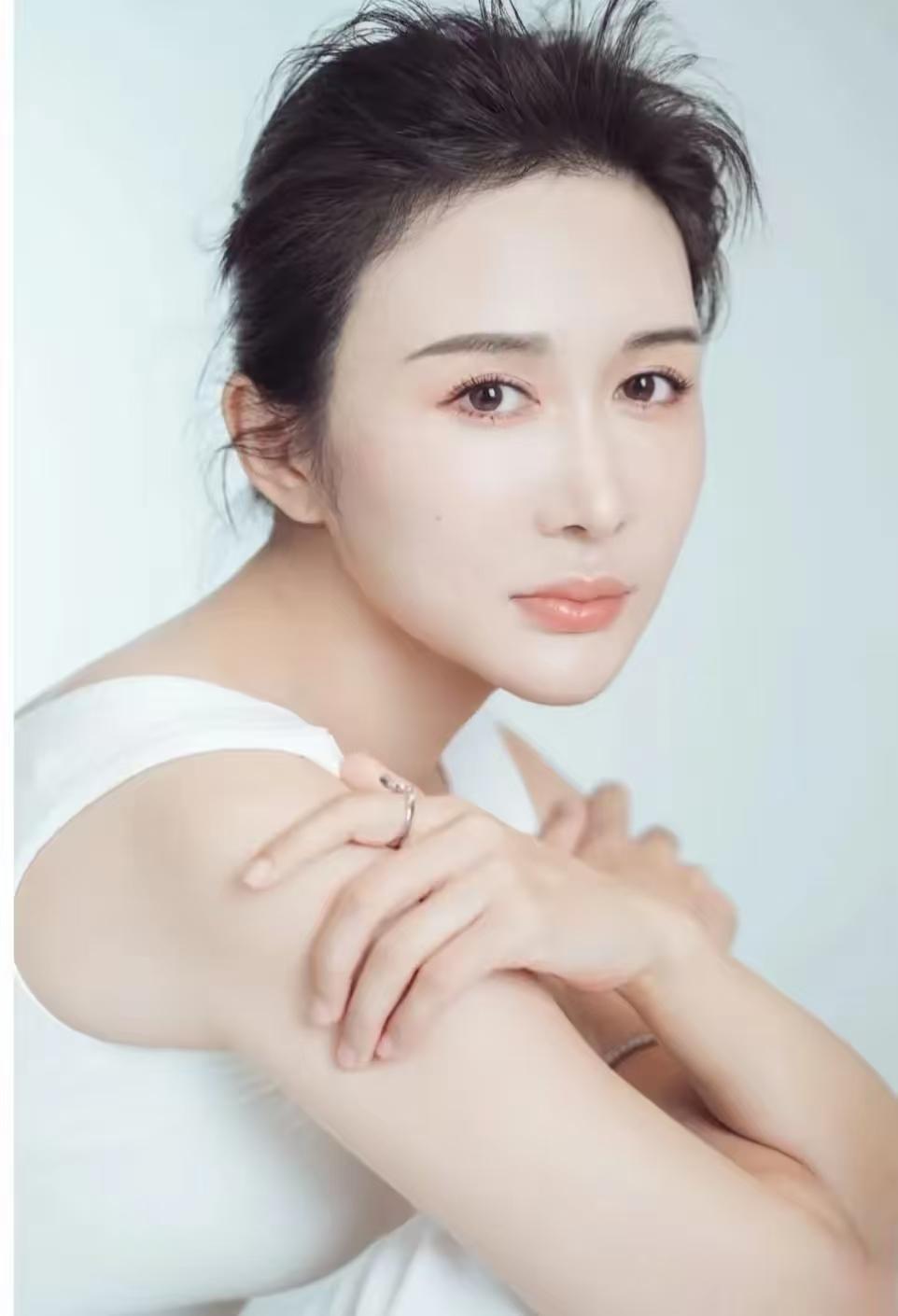 张纪中妻子杜星霖，这次被网友集体围攻是因为她说错了一句话，千不该万不该在直播