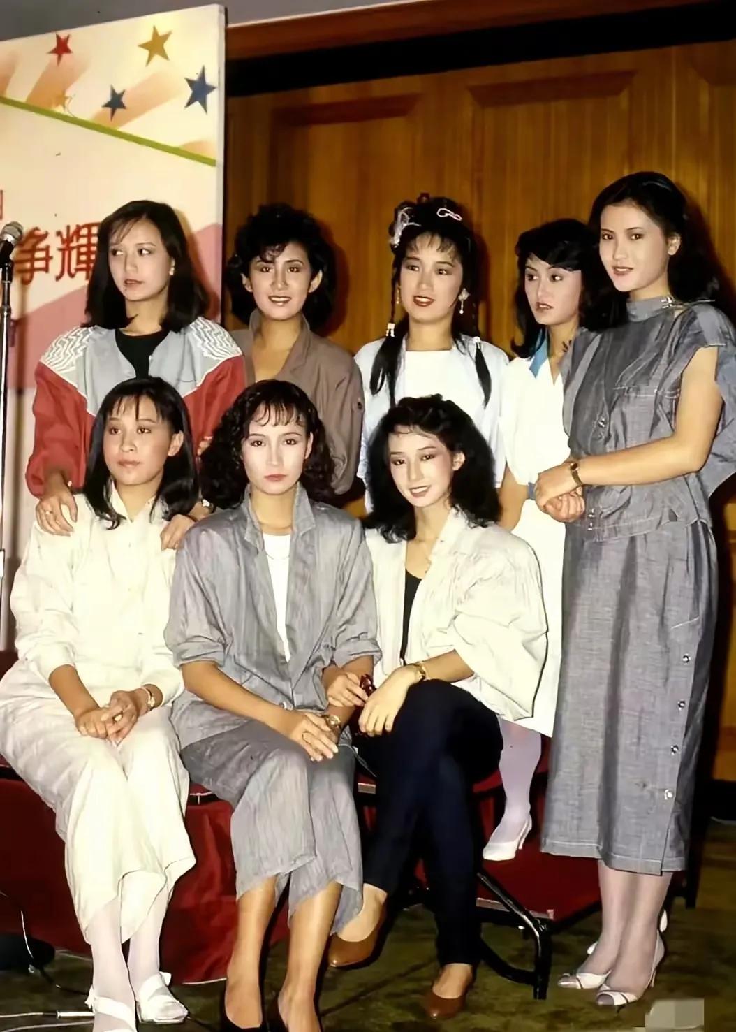 确实是蓝洁瑛最出挑，不愧是靓绝五台山。港星八美图，蓝洁瑛一套灰色衣裙飘逸动人，顾