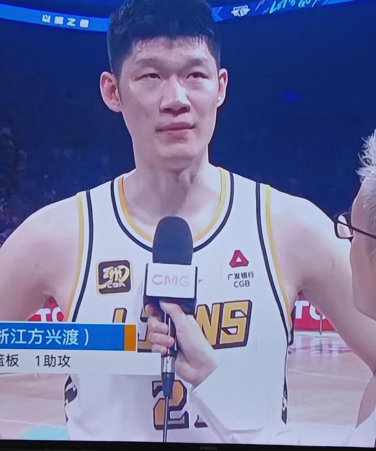 钢铁战士胡金秋，值得CBA所有球员学习。G6第一节，胡金秋上来手感火热，打到中
