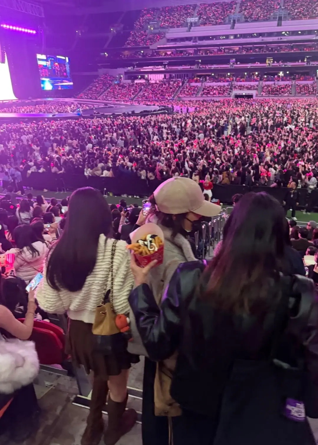 张曼玉现身blackpink香港演唱会，甘比邱子杰晒与金智秀后台照！