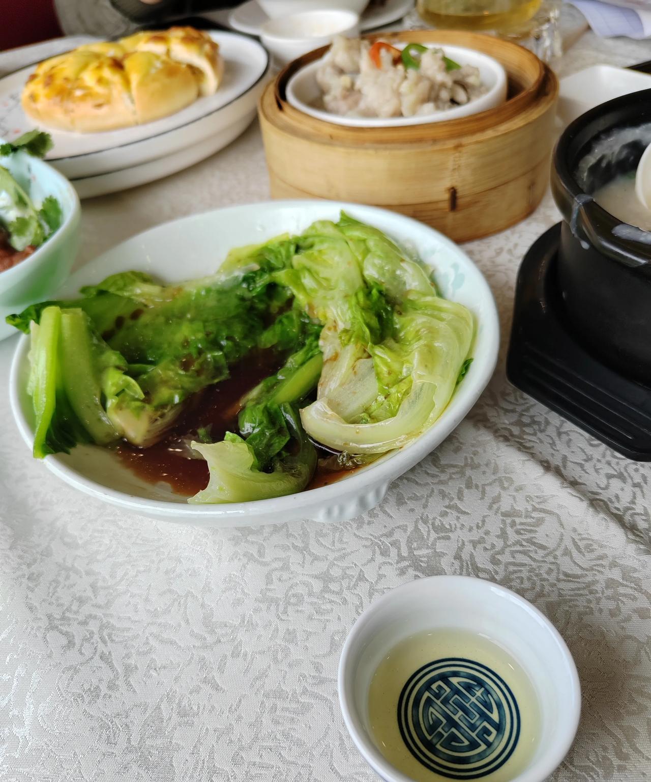是不是退休后的老年夫妻天天大眼瞪小眼，会相看两生厌？今天老邻居约我去酒楼喝茶，