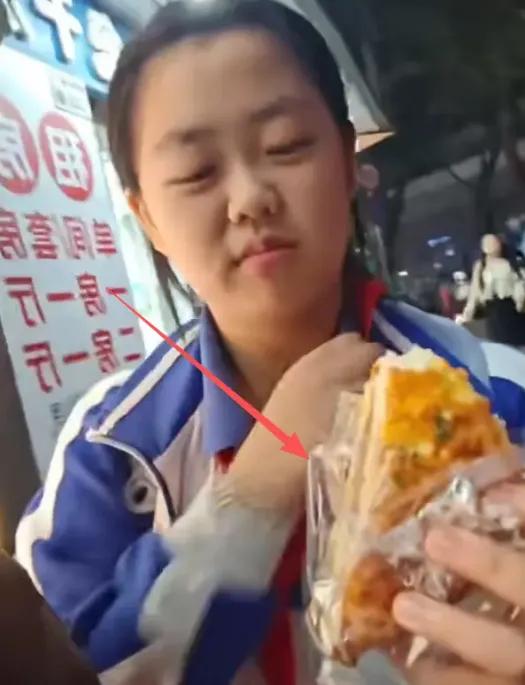 一块9块钱的面包，竟让一位妈妈在街头情绪崩溃，拍视频发疯？最近这段视频让无数人看