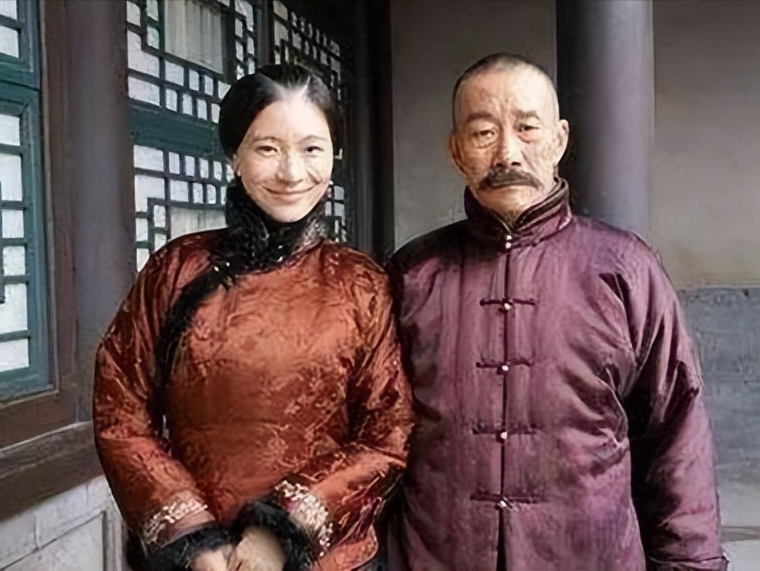 1924年，八岁的张学思在学校被老师拿戒尺打了一顿，他哽咽着说道：“我是张作霖的