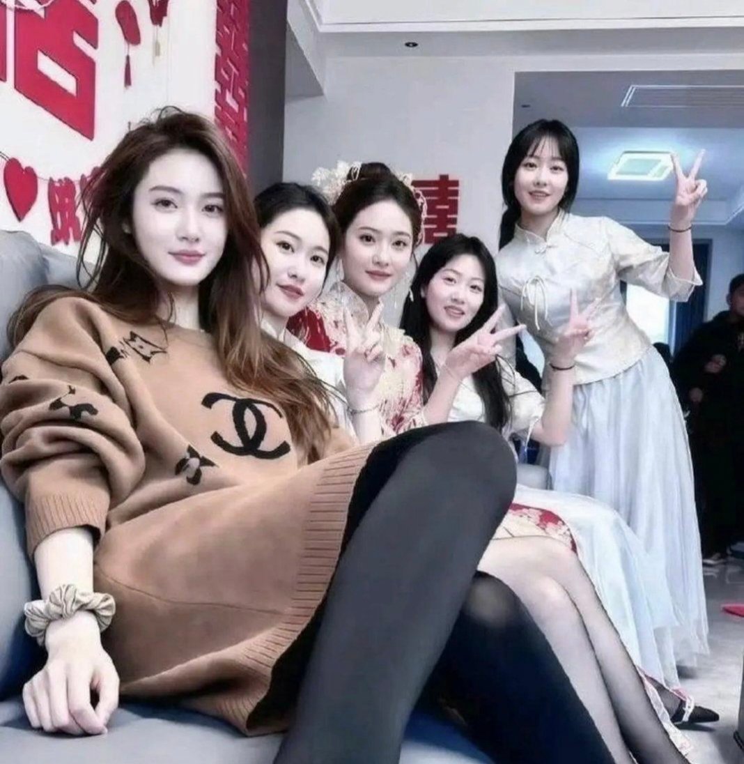 这伴娘的颜值也太高了，让新娘情何以堪。