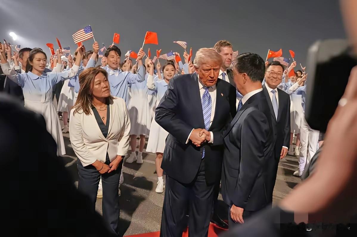 特朗普来到我们国家，二嫂和三嫂问了我同样的问题……昨天晚上，二嫂、三嫂和邻居